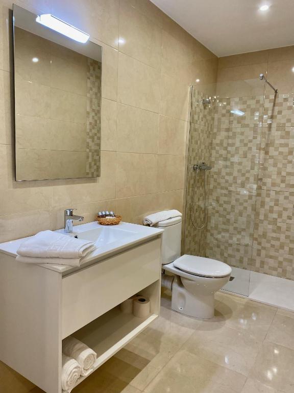 A bathroom at Alojamientos Muelle de Gijón