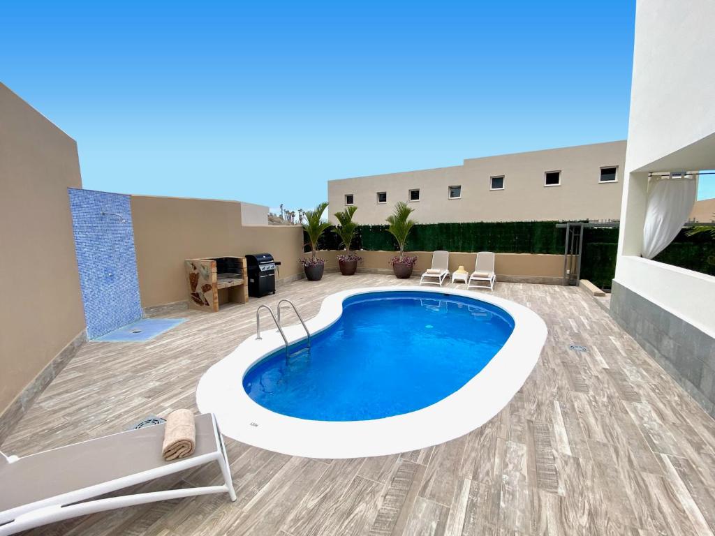 basen na dachu budynku w obiekcie Luxury Villa Teno with private heated pool w Adeje