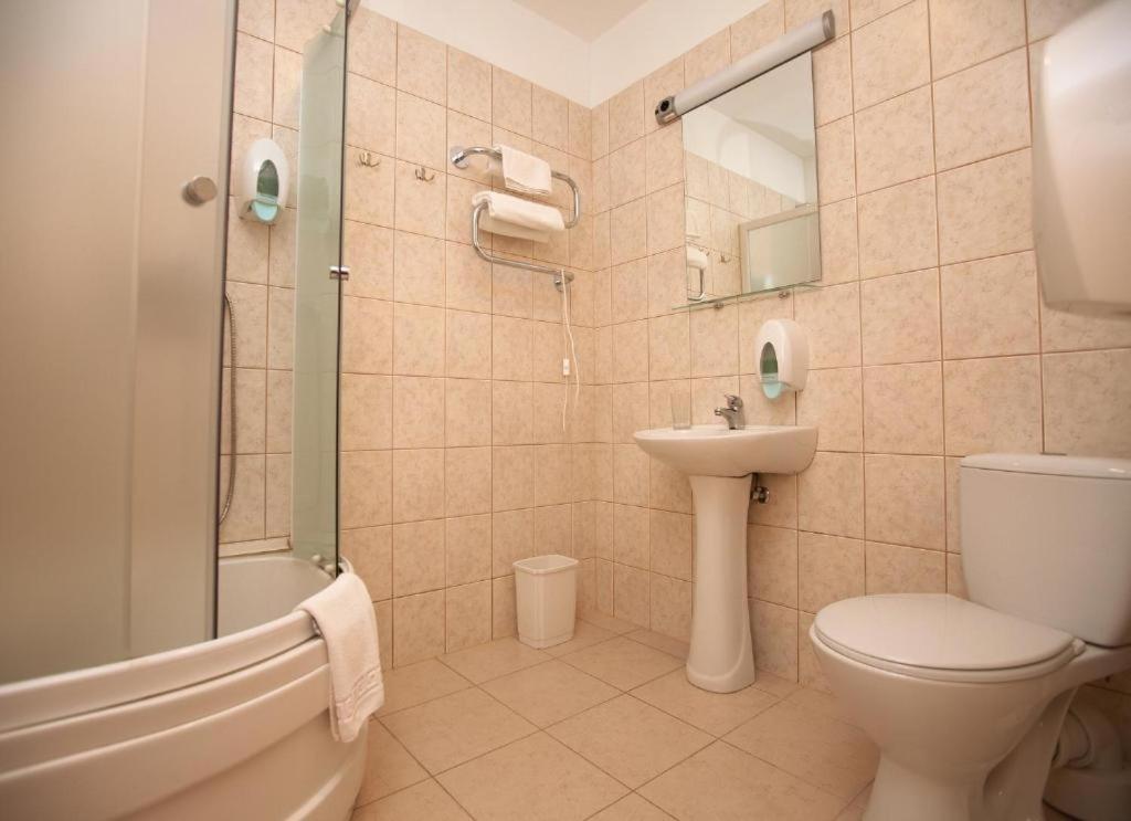 Koupelna v ubytování TOSS Hotel
