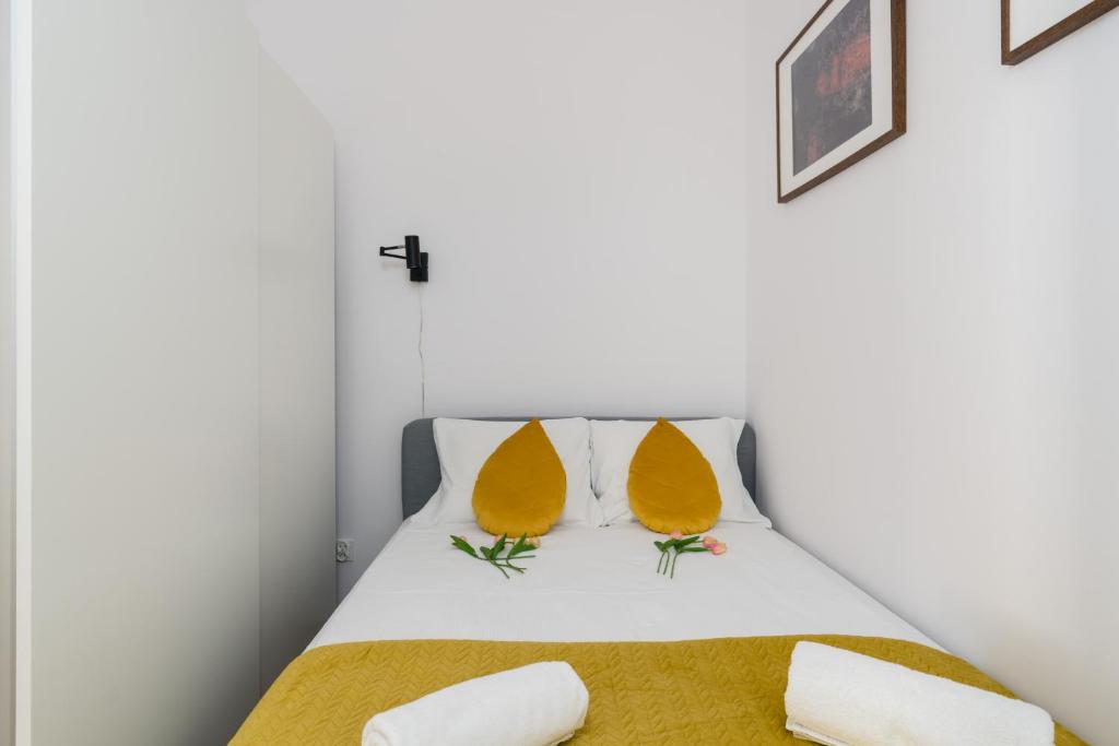 Posteľ alebo postele v izbe v ubytovaní Apartment Kamienica Chełmońskiego 10 przy MTP by Noclegi Renters