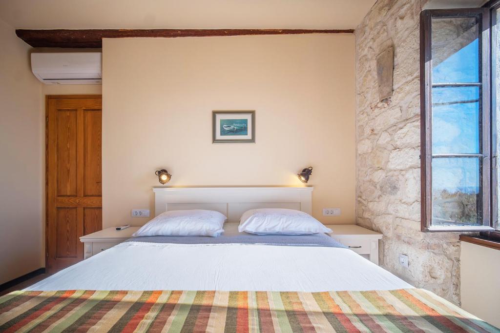 Postel nebo postele na pokoji v ubytování Villa on Biševo - transfer and car included, 5 min to the sea
