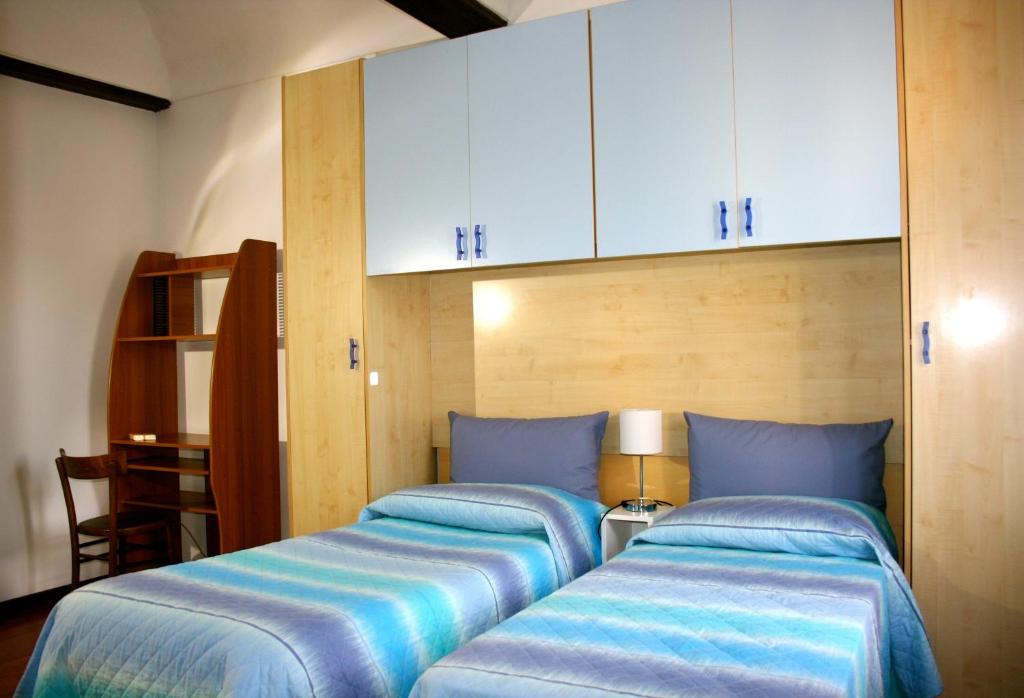 In einem Zimmer befinden sich 2 Betten. in der Unterkunft Ai Cappuccini in Racconigi
