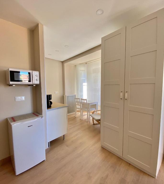 A kitchen or kitchenette at Alojamientos Muelle de Gijón