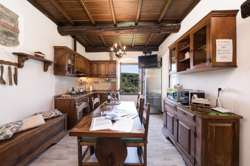 een keuken met houten kasten en een houten tafel bij Cà du Venuto 1, TerreMarine in Vernazza