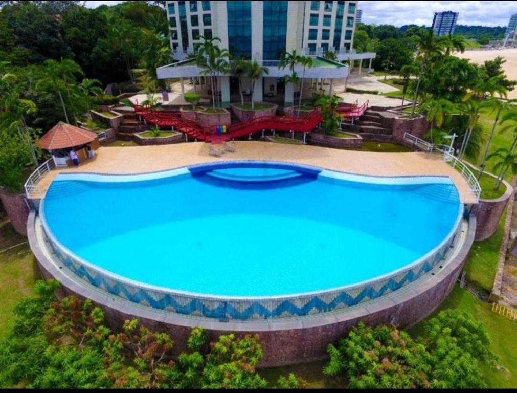 uma vista sobre uma grande piscina em Tropical Executive Vista pra Praia em Manaus