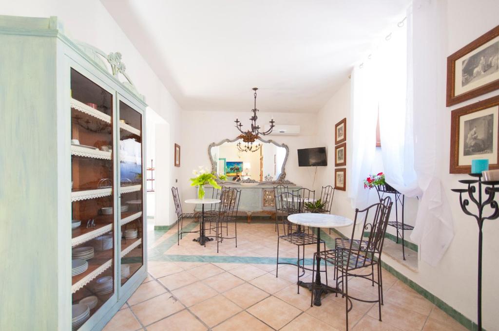 a dining room with a table and chairs at Albergo La Fontanella in Noto