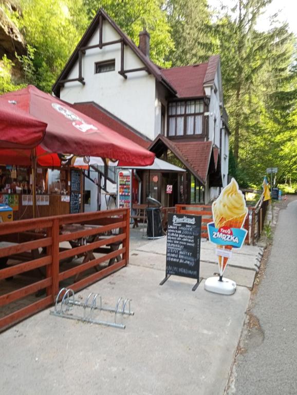 una gelateria con una torta a imbuto su un display di Lucerna a Hřensko