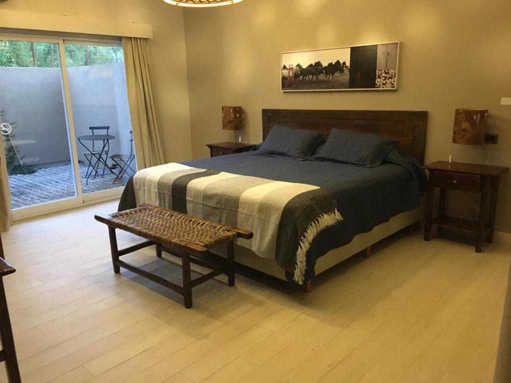 een slaapkamer met een bed, een tafel en een raam bij Mestizo Hotel in Lincoln