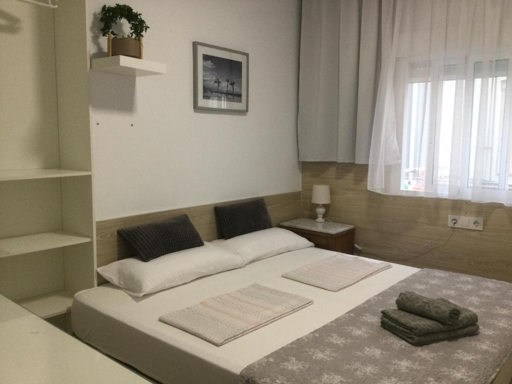 Een bed of bedden in een kamer bij LIA Habitaciones