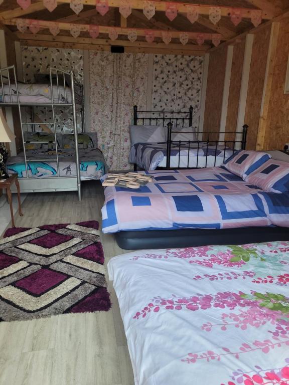 Postel nebo postele na pokoji v ubytování Shannon Estuary Glamping