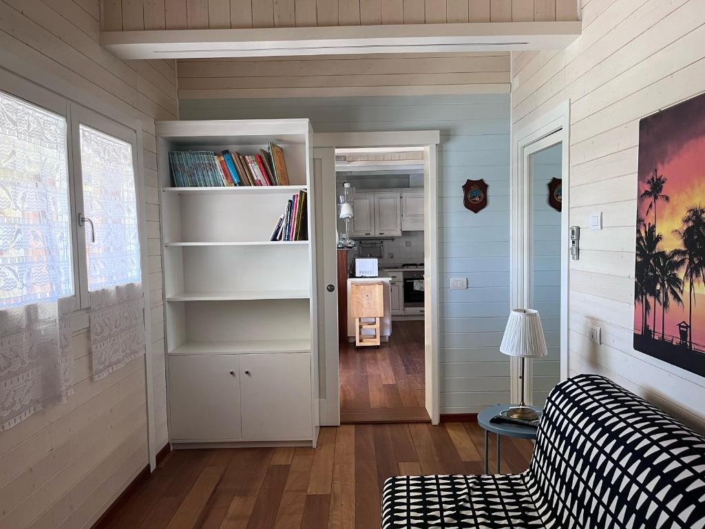 ein Wohnzimmer mit Sofa und Bücherregal in der Unterkunft casa Il Sole in Viareggio