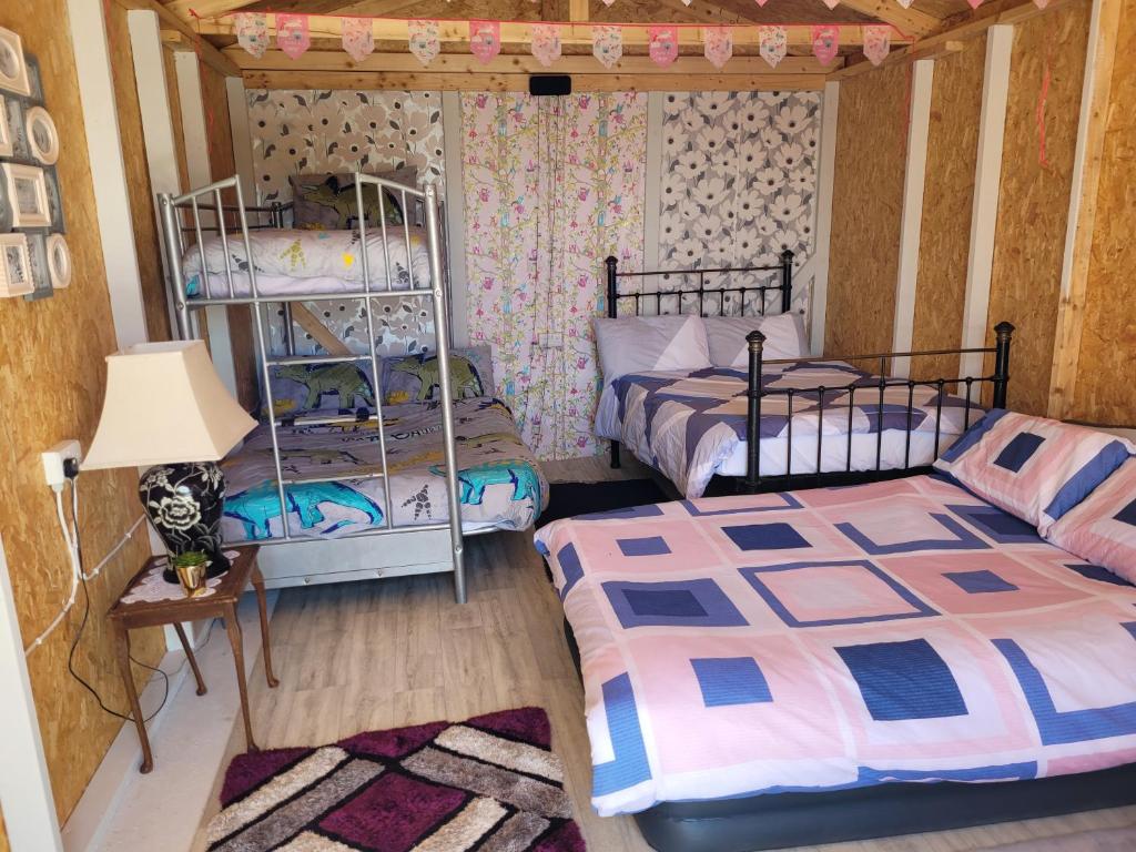 Postel nebo postele na pokoji v ubytování Shannon Estuary Glamping