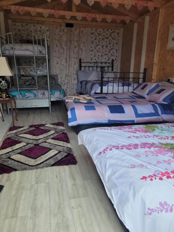 Postel nebo postele na pokoji v ubytování Shannon Estuary Glamping