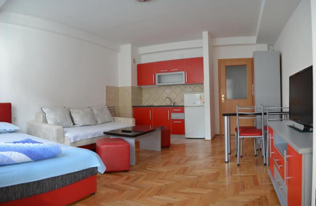 Apartamento pequeño con cocina y sala de estar. en City Center Apartments Ohrid, en Ohrid