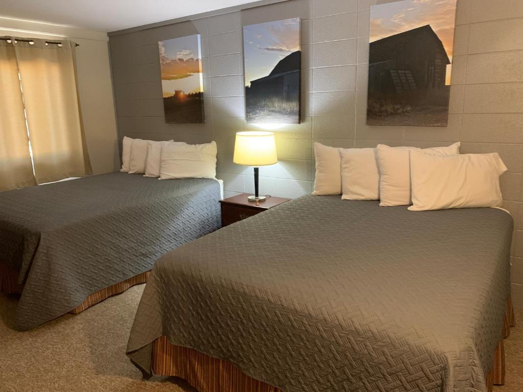 Un pat sau paturi într-o cameră la Stepping Inn