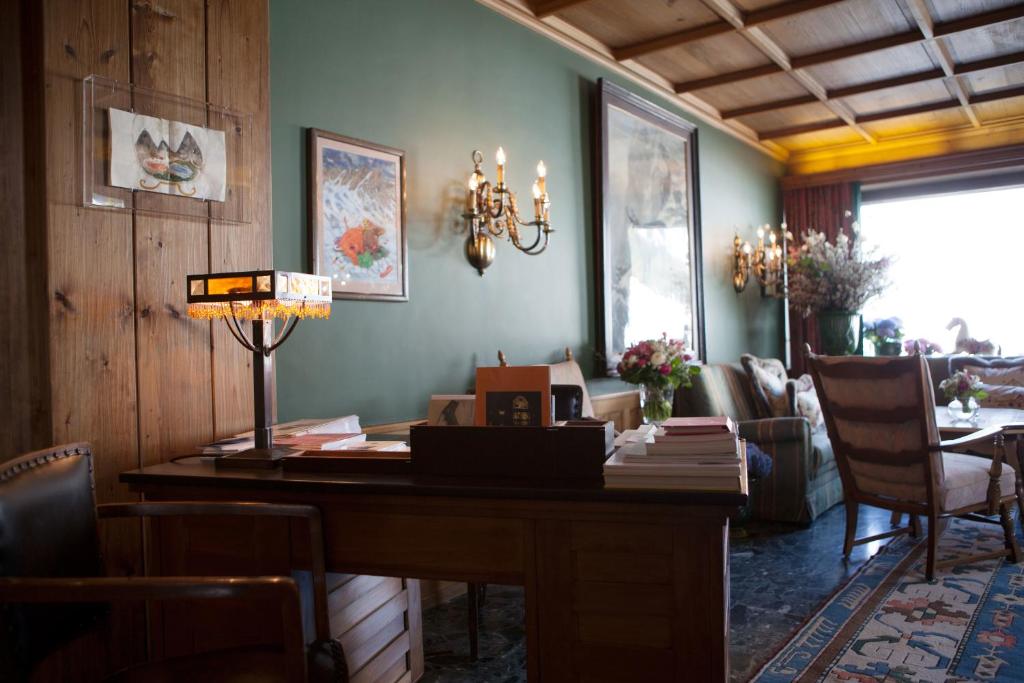 a dining room with a table and chairs and a dining room at Kristiania Lech in Lech am Arlberg