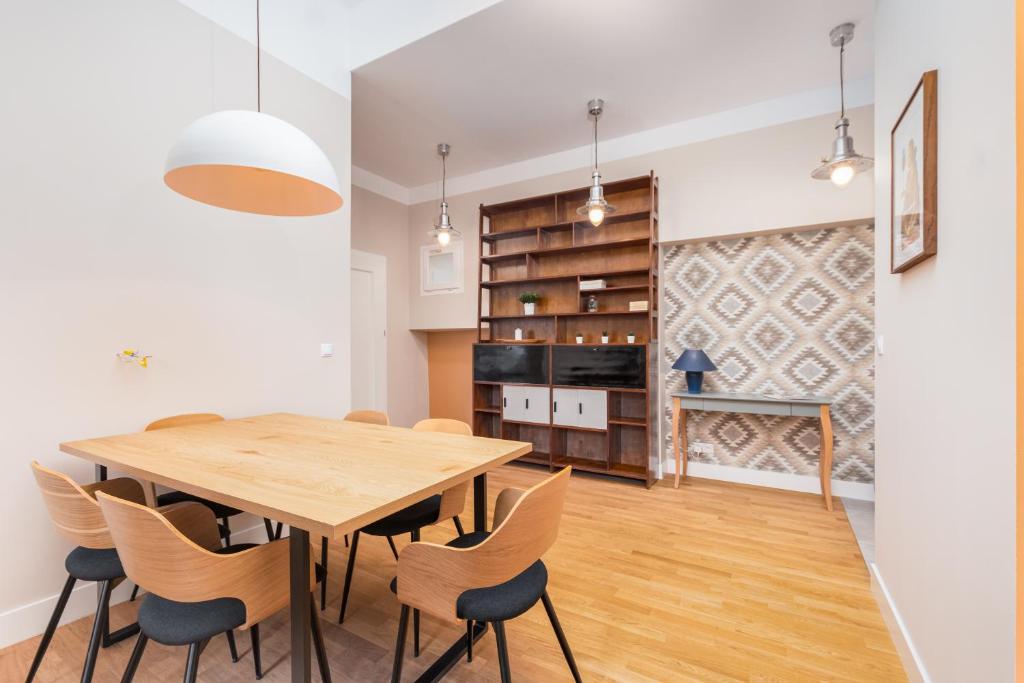 - une salle à manger avec une table et des chaises en bois dans l'établissement Apartment PREMIUM Nowy Świat by Your Freedom, à Varsovie