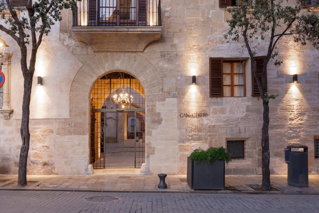 una entrada a un edificio con un arco en Hotel Can Cirera, en Palma de Mallorca