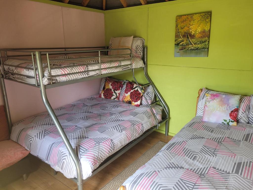 Postel nebo postele na pokoji v ubytování Shannon Estuary Glamping