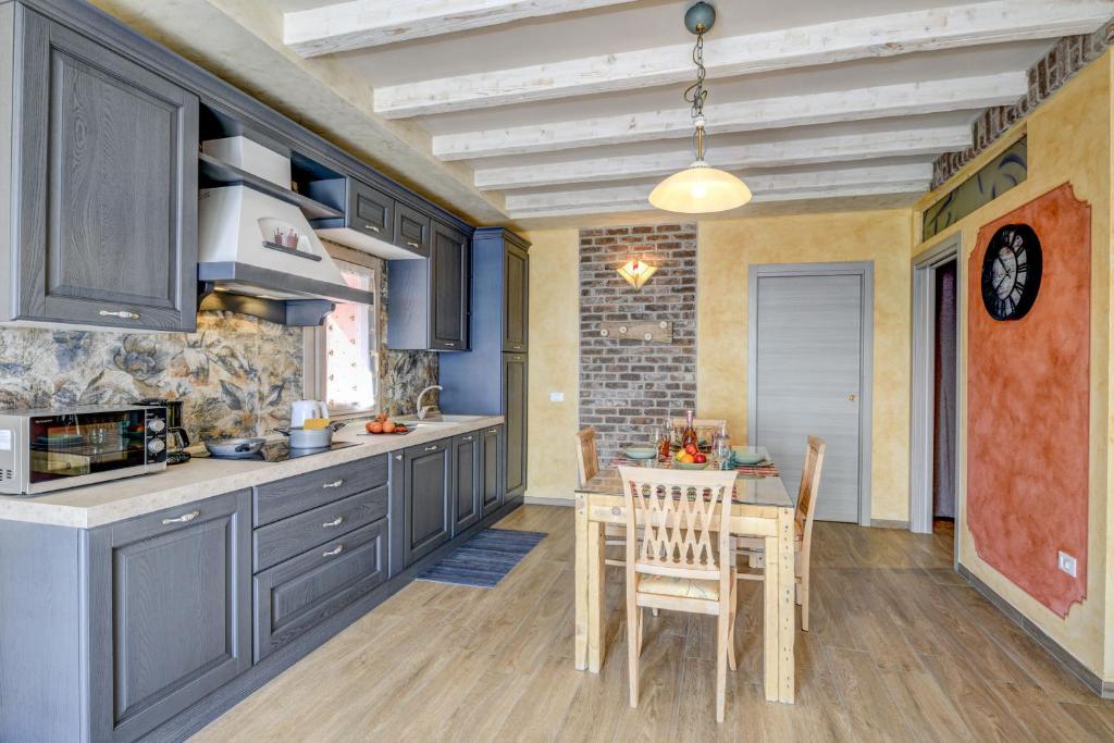 A kitchen or kitchenette at Regina