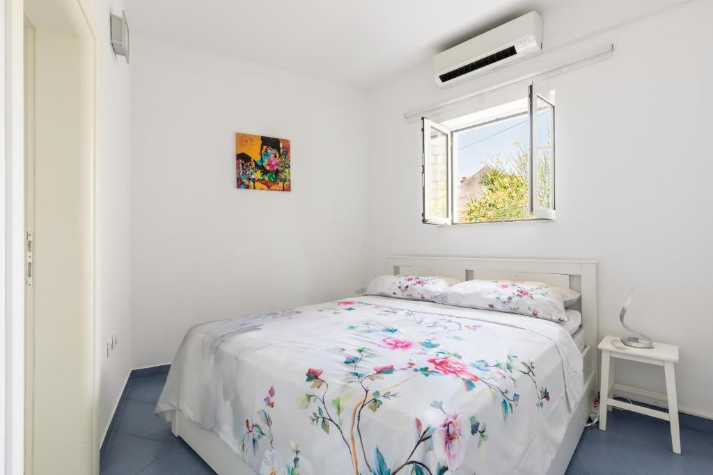 Habitación blanca con cama y ventana en Charming Apartment en Split