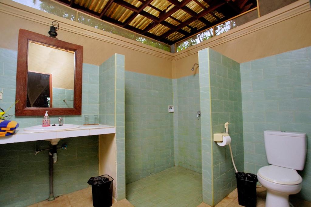 A bathroom at Mahagiri Resort & Restaurant