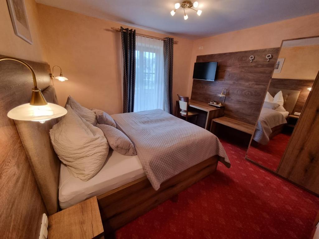 Postel nebo postele na pokoji v ubytování Hotel Pension Geiger