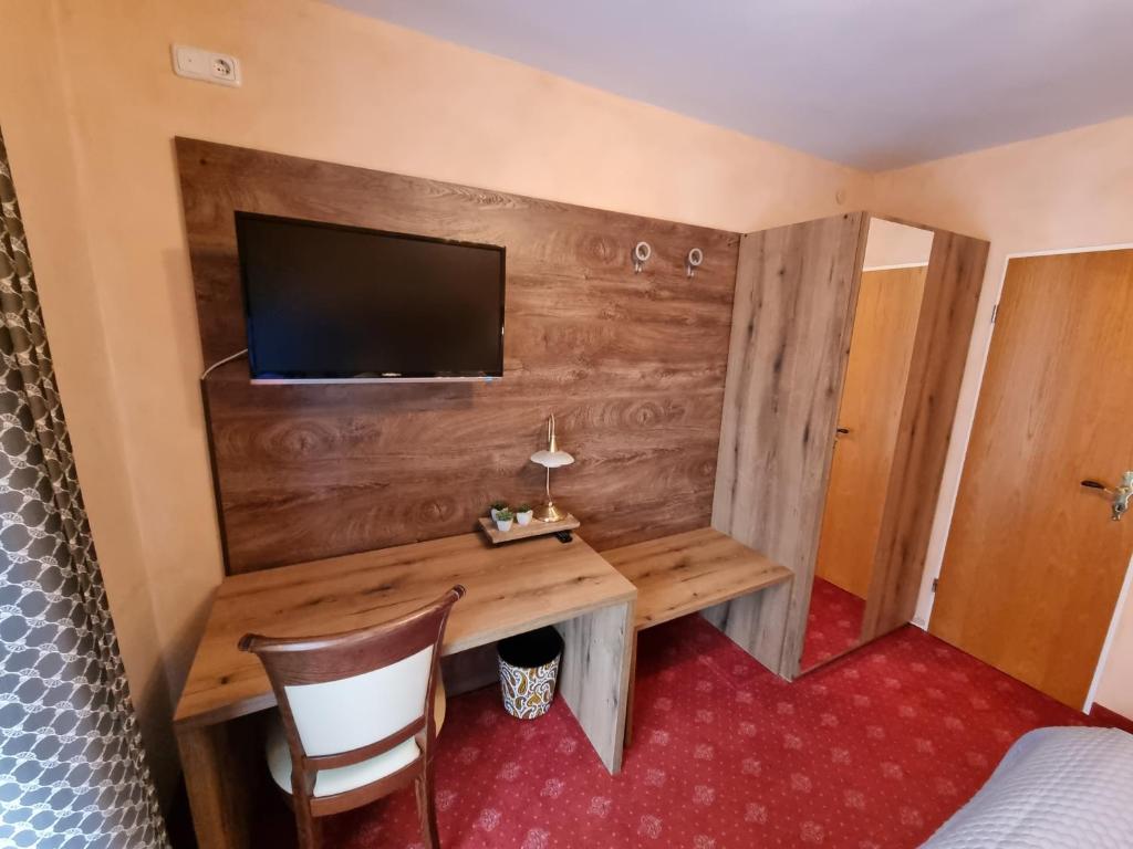 TV a/nebo společenská místnost v ubytování Hotel Pension Geiger