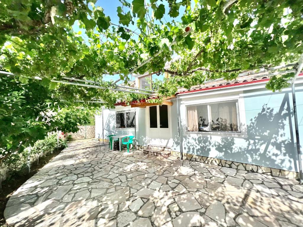 Coral Guesthouse Sarandë - Image 5