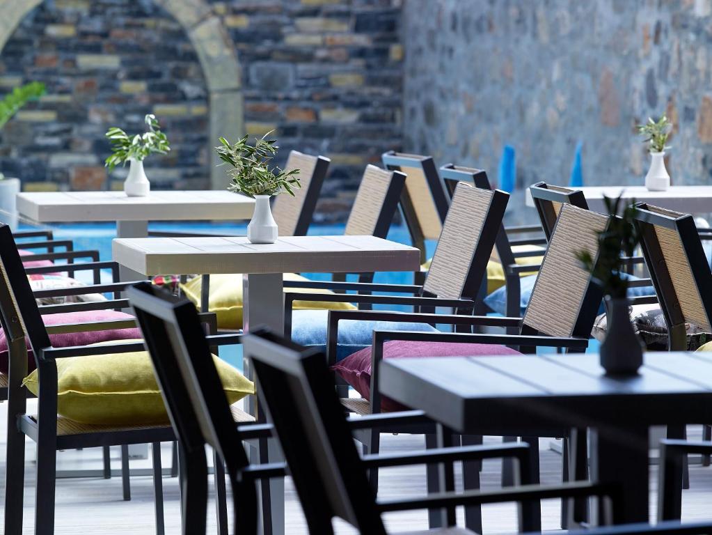 Reštaurácia alebo iné gastronomické zariadenie v ubytovaní Mistral Bay Hotel