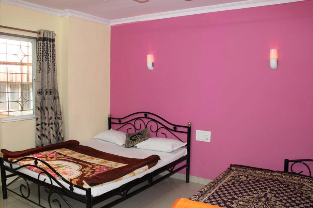 Ένα ή περισσότερα κρεβάτια σε δωμάτιο στο Hirai Palace, Mahabaleshwar