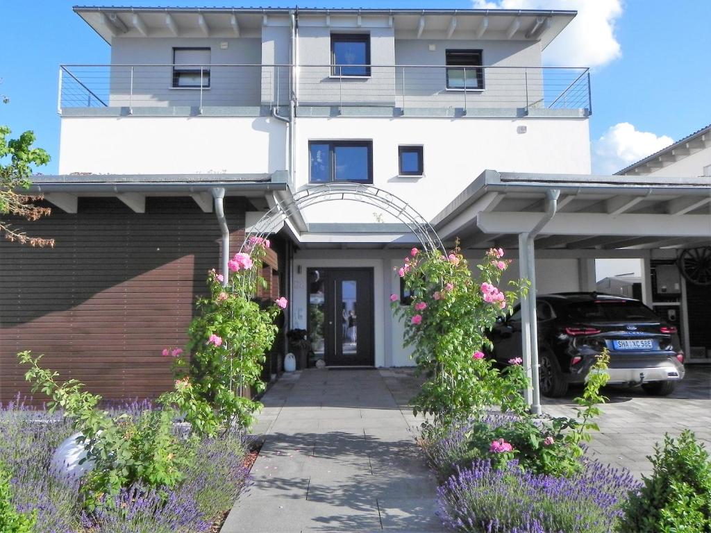 ein weißes Haus mit Blumen davor in der Unterkunft Apartment Schwäbisch Hall in Schwäbisch Hall