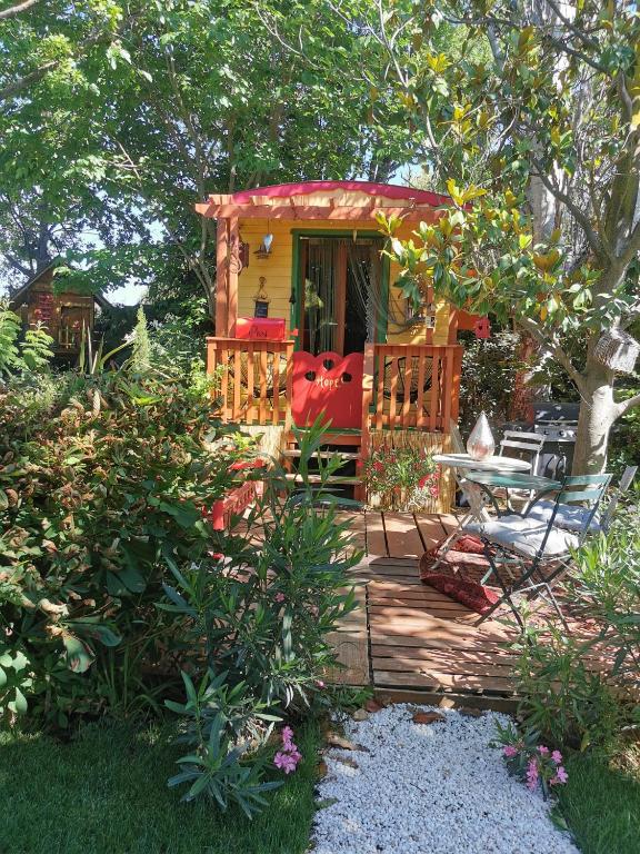 Cette petite maison dispose d'une terrasse couverte. dans l'établissement Roulotte HOPE-Le jardin de Mia, à Paradou