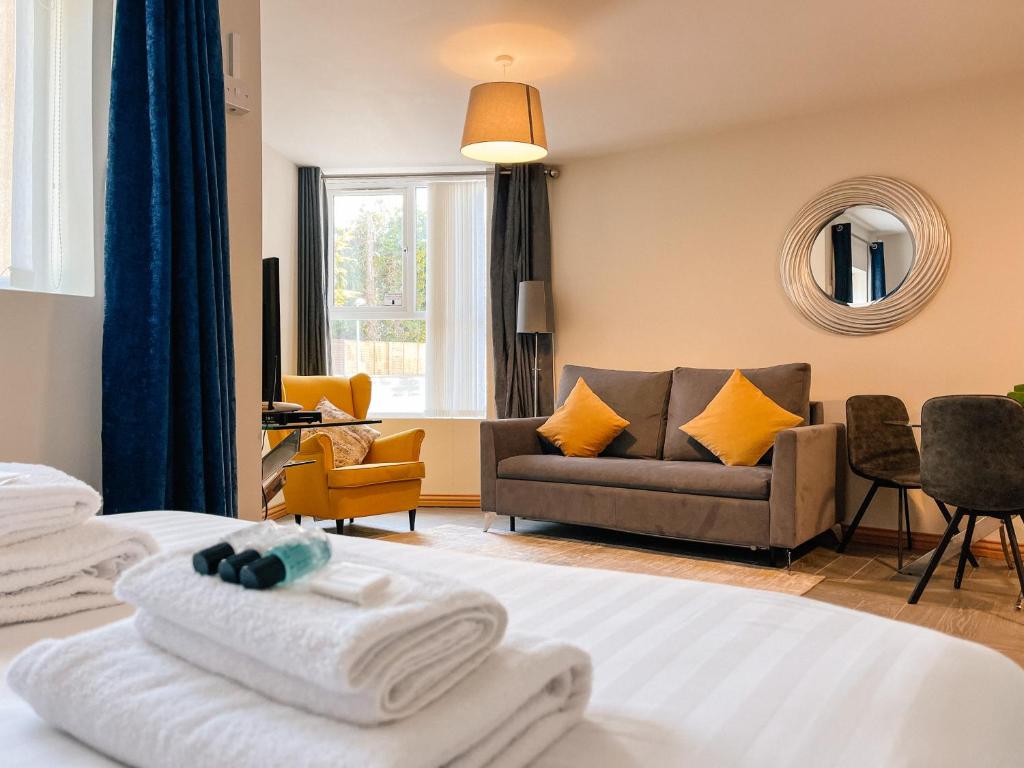 um quarto de hotel com uma cama e um sofá em Broc House Suites em Dublin