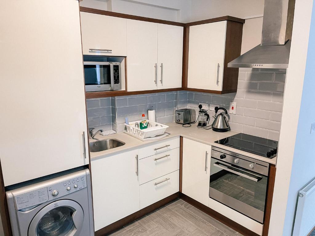 Kuchyň nebo kuchyňský kout v ubytování Broc House Suites