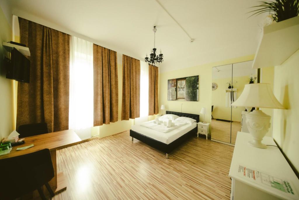 ein Hotelzimmer mit einem Bett und einem Spiegel in der Unterkunft Hotel California in Wien