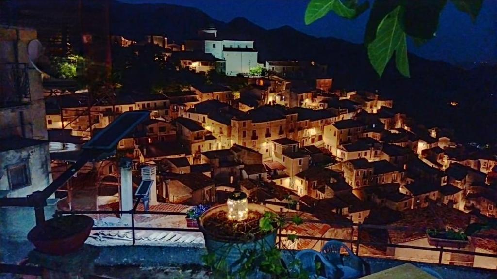 uitzicht op een stad in de nacht bij Pollino House in Morano Calabro