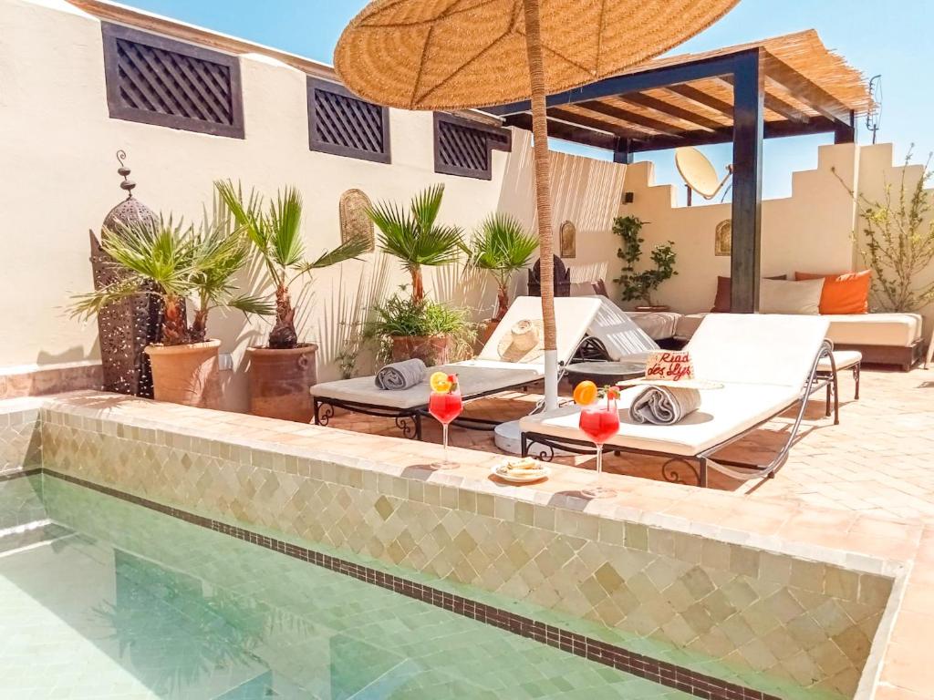 a villa with a swimming pool and a patio at Riad des Lys in Marrakesh