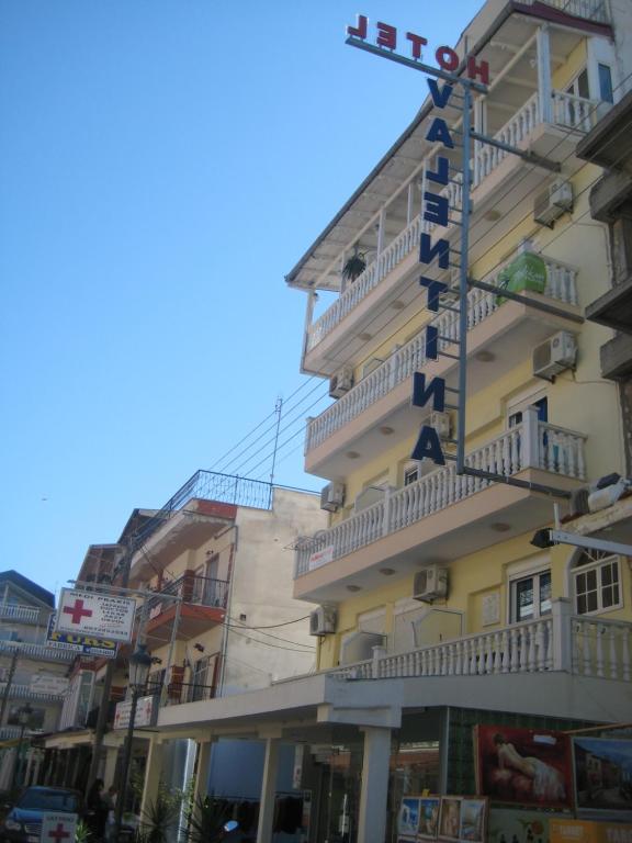 un edificio con un cartel en el costado en Valentina Hotel, en Paralia Katerinis