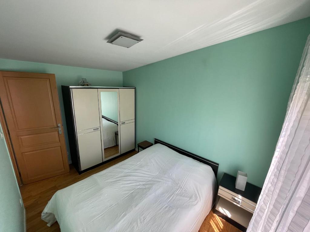 Postel nebo postele na pokoji v ubytování Maison Hotel proche Paris et Orly