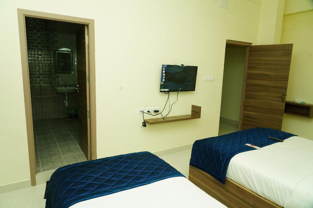 Postel nebo postele na pokoji v ubytování NJK Residency