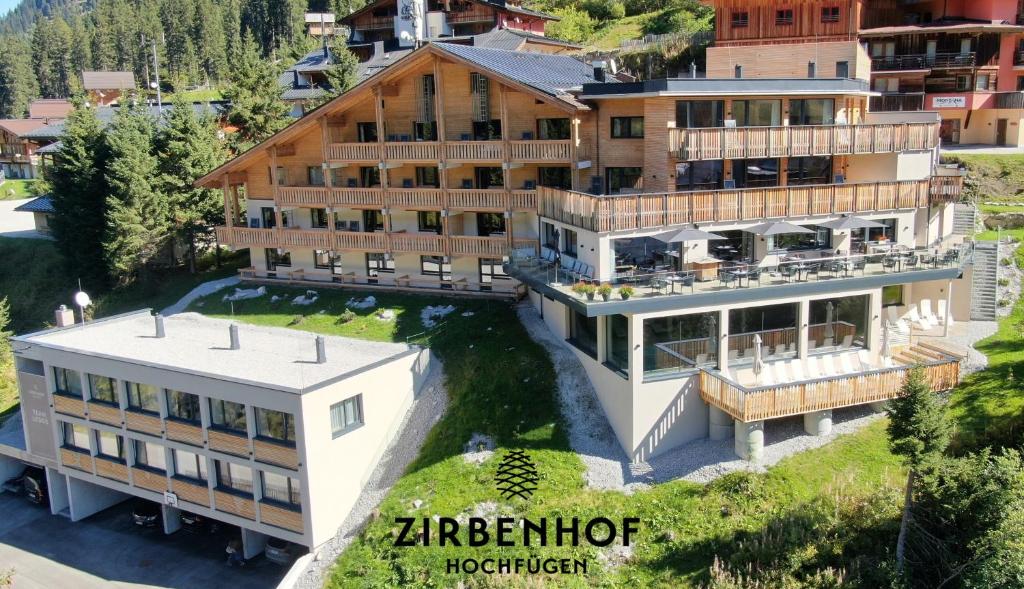 eine Luftaufnahme eines großen Hauses in der Unterkunft Hotel Zirbenhof in Hochfugen