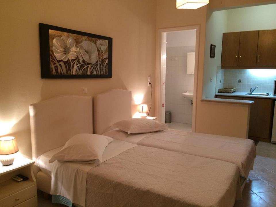 1 dormitorio con 1 cama blanca grande y 2 almohadas en Peaceful House, en Naxos Chora