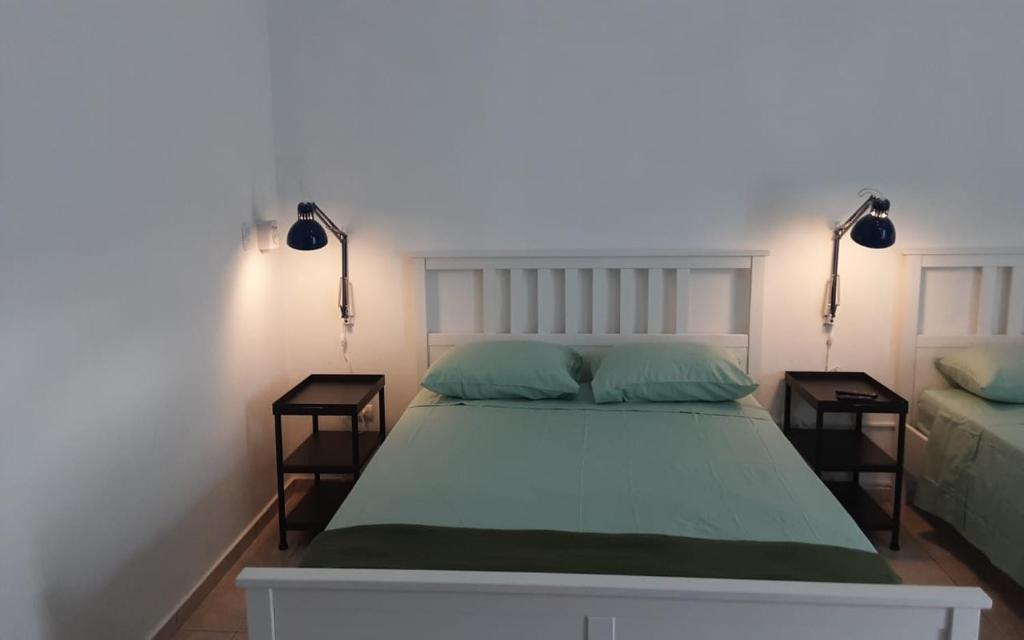 um quarto com uma cama grande e 2 mesas de cabeceira em Villa Colonial Suite 5, Familiar Plus. em Río San Juan