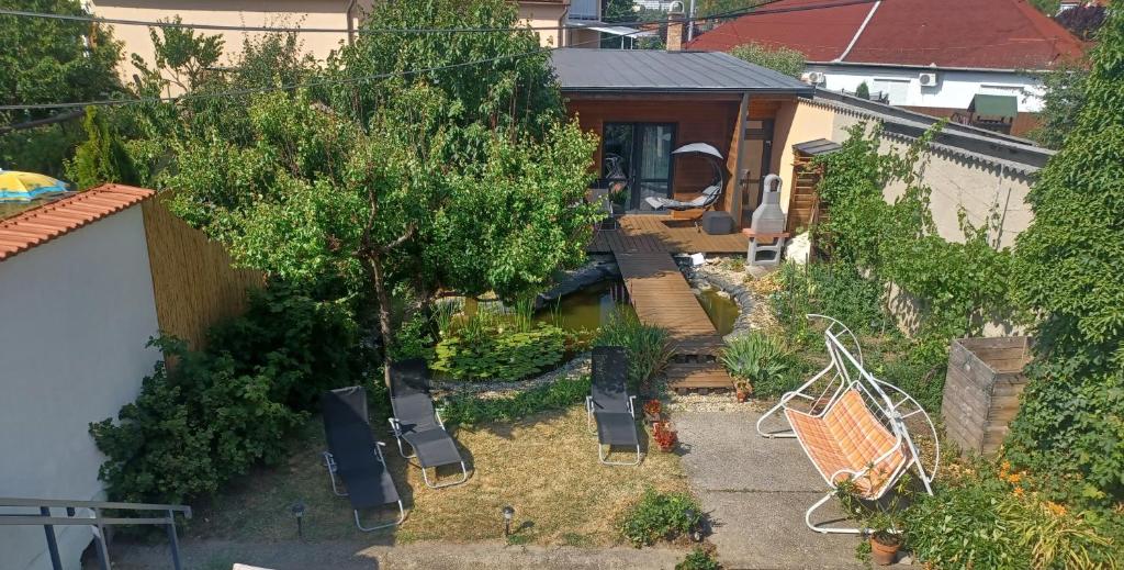 Vonkajšia záhrada v ubytovaní Éva Apartmanház
