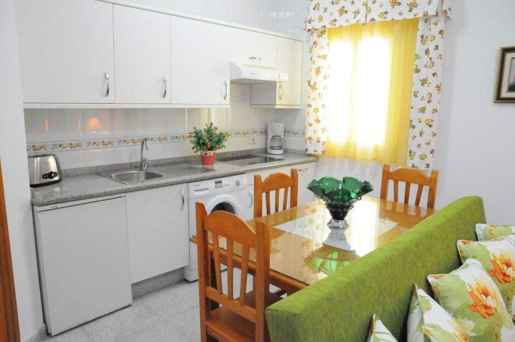 Kuchyňa alebo kuchynka v ubytovaní EmyCanarias Holiday Homes Vecindario