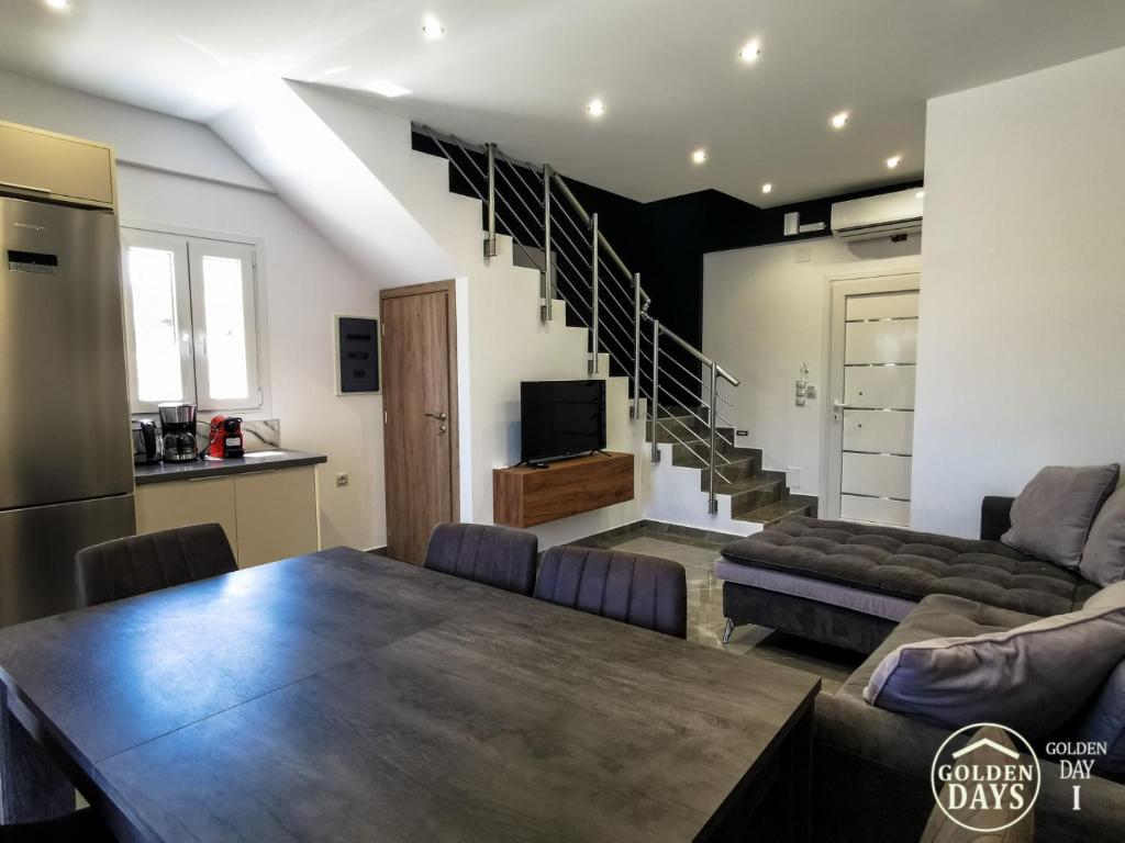 TV a/nebo společenská místnost v ubytování Golden Days villas