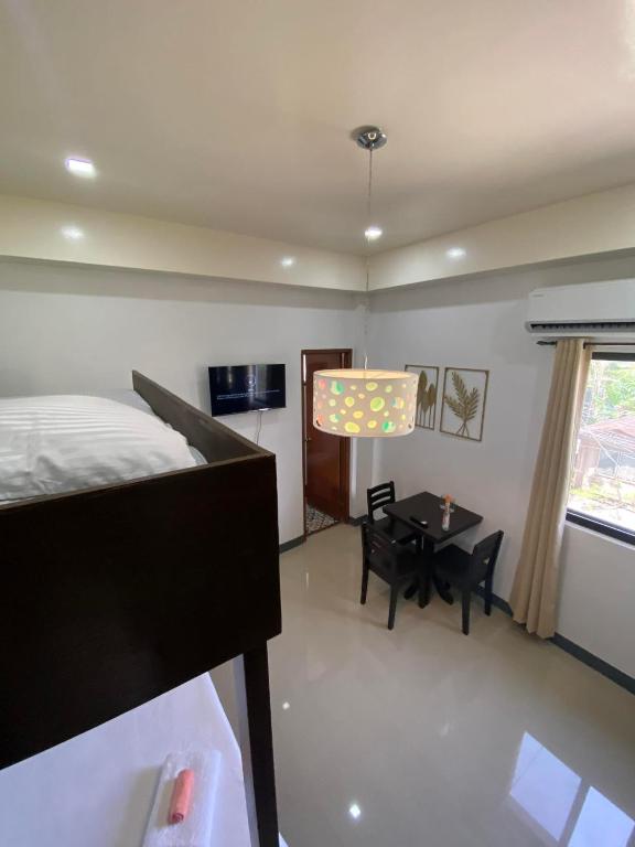 Postel nebo postele na pokoji v ubytování Ma Lourdes' Inn