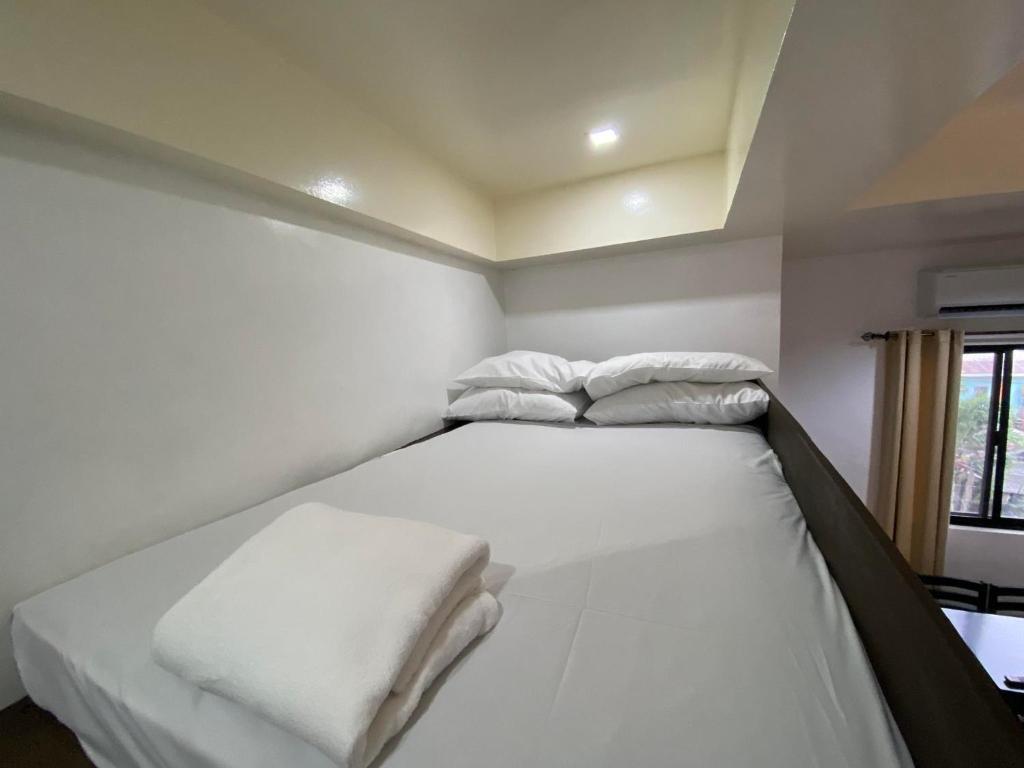 Postel nebo postele na pokoji v ubytování Ma Lourdes' Inn