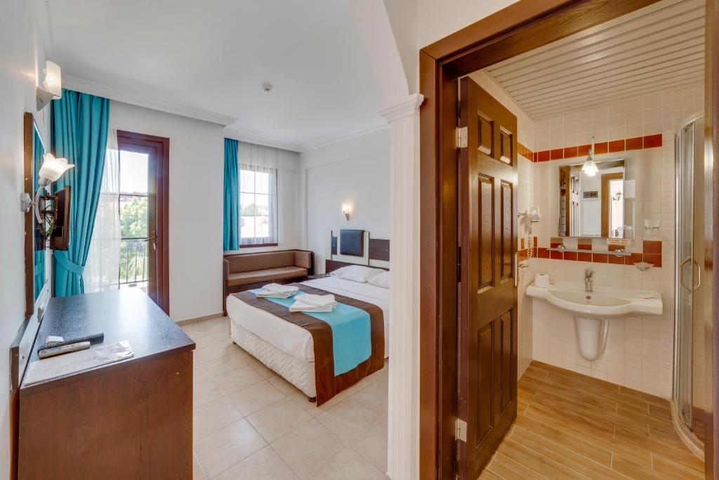 Postel nebo postele na pokoji v ubytování Marcan Beach Hotel ADULT ONLY